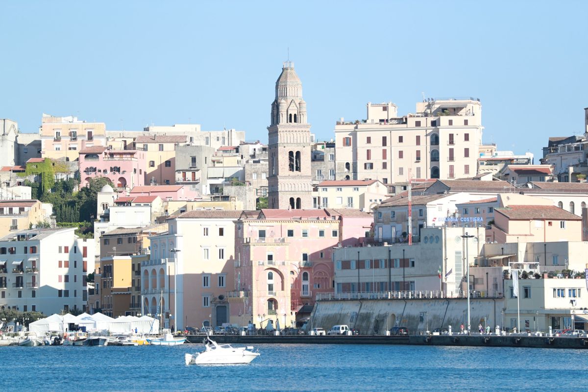 Il campanile romanico del Duomo visto dal mare