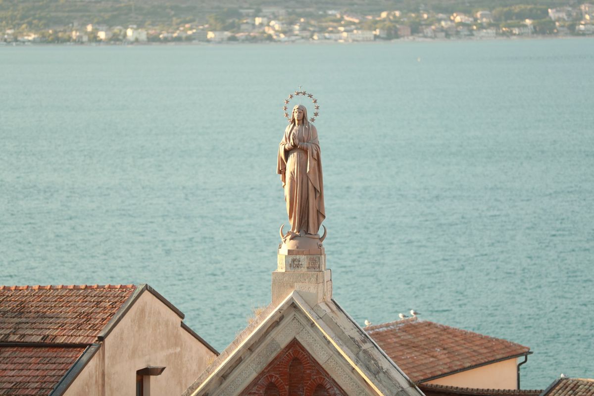 Una Madonna sui tetti del borgo, affacciata sul golfo