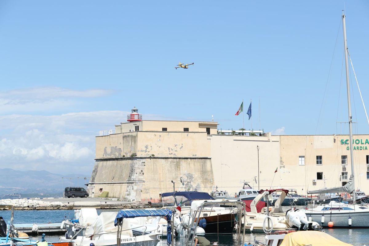 Il forte con il faro all'ingresso del porto