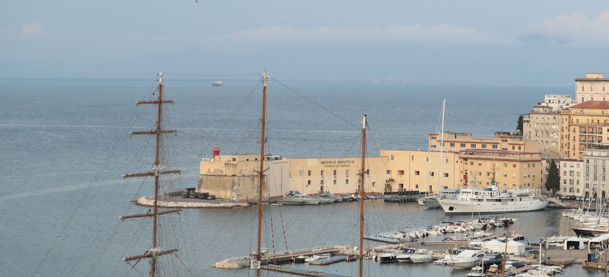 Un veliero ormeggiato al porto, sotto il centro storico