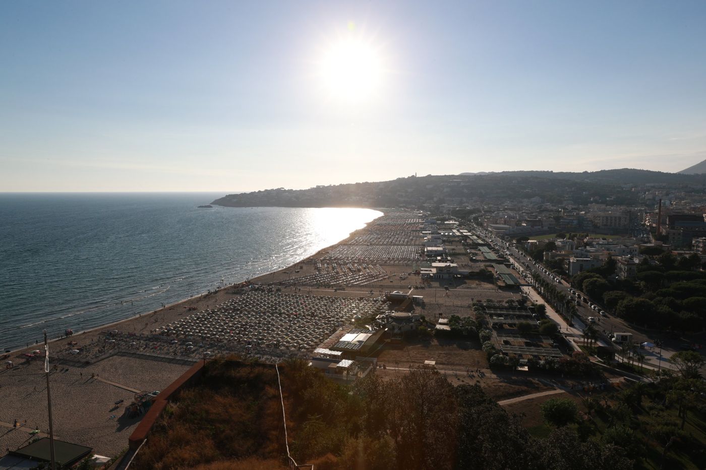 La spiaggia di Serapo dall'alto, al tramonto